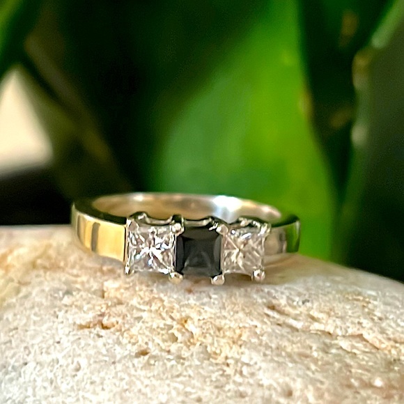 14k gold diamond and sapphire ring - Picture 3 of 12